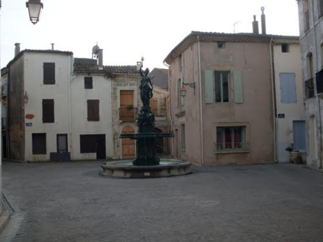 POMEROLS. La place de la mairie