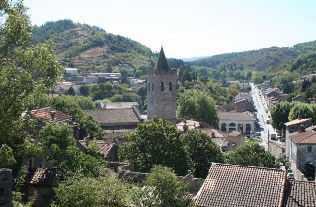 Saint-Pons-de-Thomières (Hérault) - Vue générale sur la ville et la cathédrale.