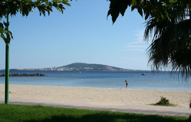 Mèze (Hérault) - Plage, étang de Thau et vue sur la colline de St-Clair (Sète).