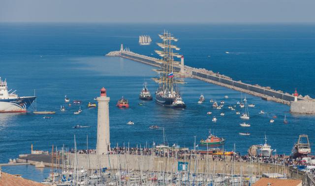 Le Krusenstern (quatre-mâts barque russe, 1926) sort du port de Sète, Hérault, France.