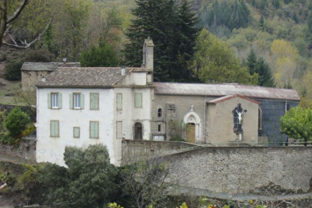 Église Notre-Dame de Castanet-le-Haut (Hérault) et son presbytère. L'église est antérieure à 1600.Le presbytère a été construit vers 1862.