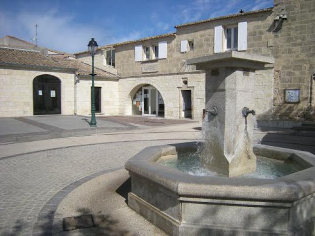 Villetelle la place et sa fontaine