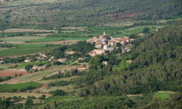 Le village de Liausson. Photo prise depuis l'ouest dans la commune de Liausson. Hérault, France.