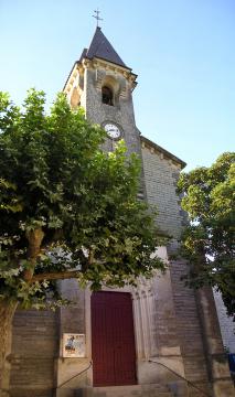 Dans l'Hérault, la façade et la flèche de l'église de Saint-Bauzille-de-Montmel (montage de deux photographies).