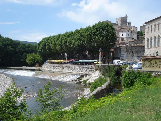 Laroque (Hérault, Fr) église, la rivière Hérault, avec une retenue.