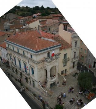 Mairie de Nissan-lez-Ensérune depuis le beffroi.