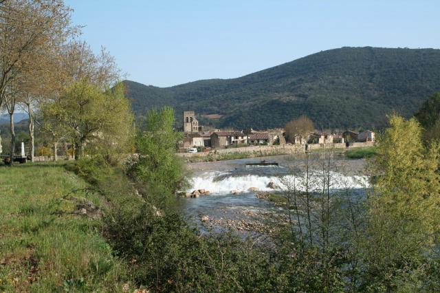 Villemagne-l'Argentière (Hérault) - vue générale sur le village et la rivière La Mare.
