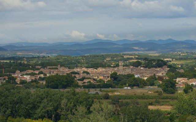 Vue générale de Pézenas et l'autoroute A75 depuis le sud-est dans la commune de Castelnau-de-Guers, Hérault, France.