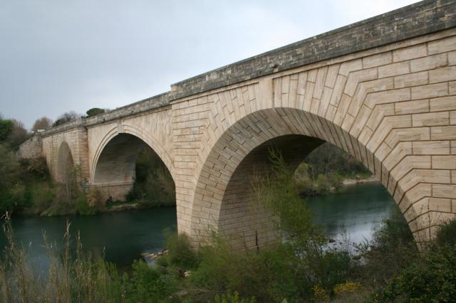 Gignac (Hérault) - pont sur l'Hérault du XVIIIe siècle.