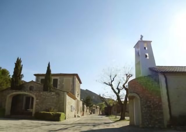 Village de Cazevieille et le pic Saint-Loup