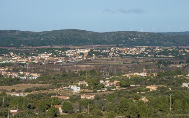 Vue générale de Poussan depuis le sud-est, Hérault, France.