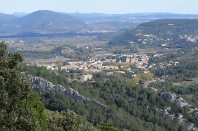 Vue NE sur St-Chinian à ASSIGNAN N43°24°21 E2°54°33.JPG