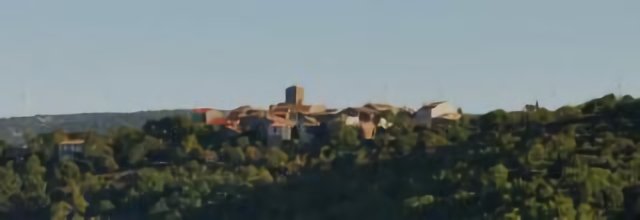 Eoliennes et le village de Carlencas et Levas 34 Hérault France