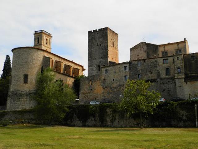 Église Saint-Pierre et vestige du château féodal XI-XIIIe siècles