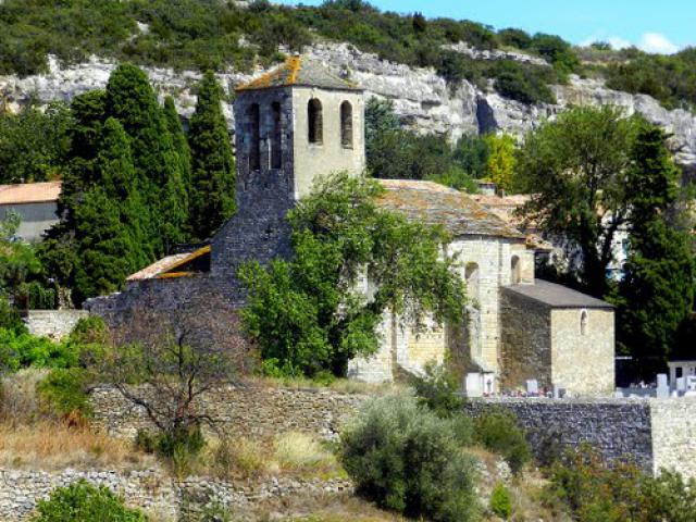 France, la petite église romane Notre-Dame au toit de Lauzes du 11e siècle à La Caunette