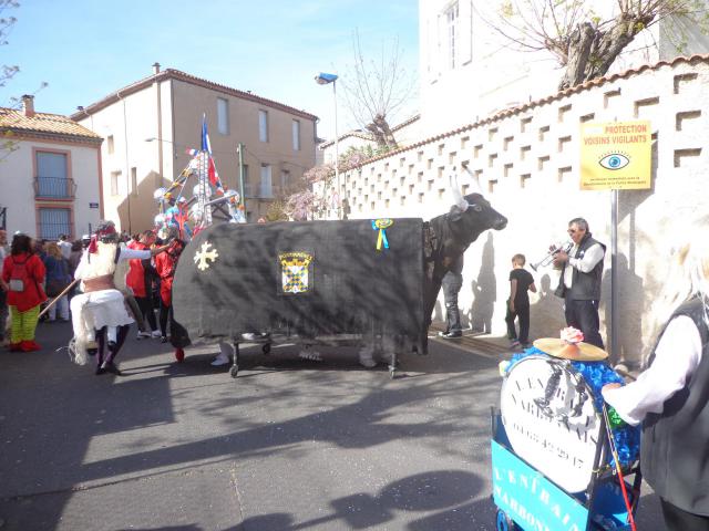 Portiragnes (Hérault) - lo Buòu (lou Biou - le Bœuf) de Portiragnes, animal totémique de la commune, défilant dans les rues du village.