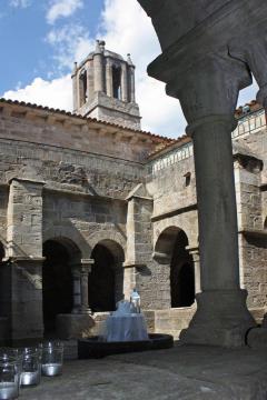 Français : Cloître et clocher de l'église.