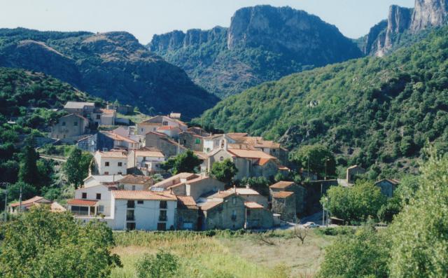Saint-Geniès-de-Varensal (Hérault) - vue générale sur le village et les falaises d'Olques.