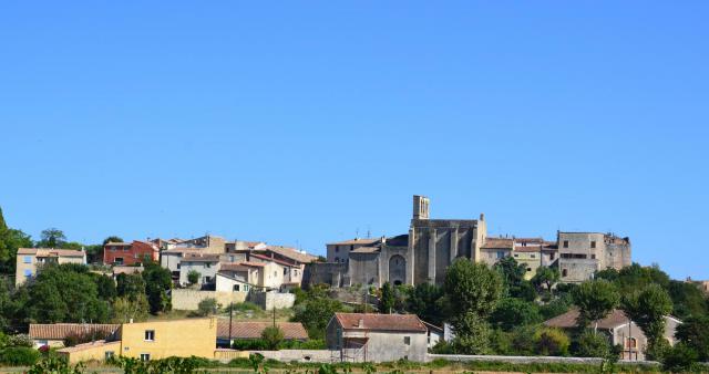 Vue sur le vieux village de Montbazin (Hérault).