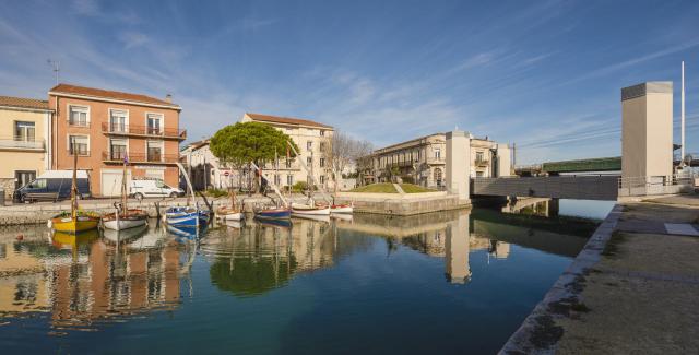 Des bateaux et le pont de la D129 (route départementale) au dessus du Canal du Rhône à Sète. Frontignan, Hérault, France.