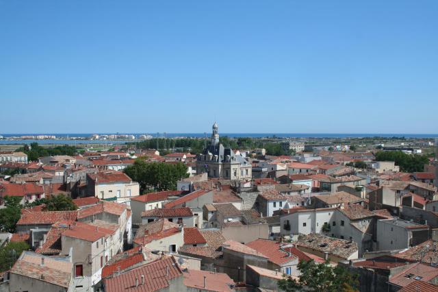 Frontignan (Hérault) - vue sur le vieux village, la mairie, les étangs, la mer - photo prise depuis le clocher.