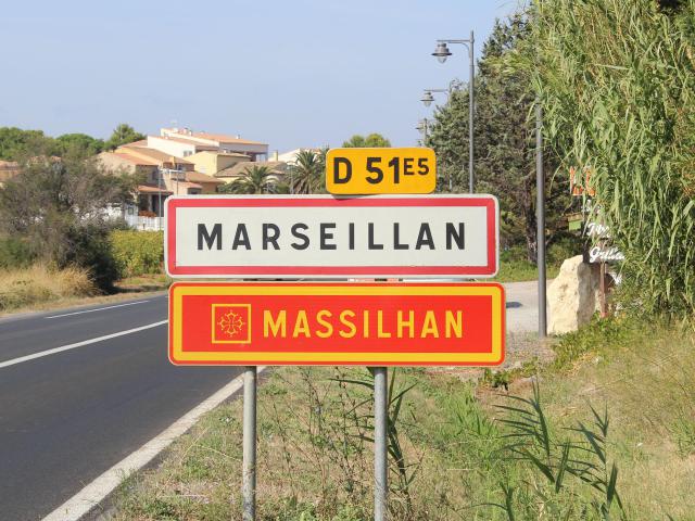 Panneau d'entrée Marseillan (et implicite limite de vitesse de 50 km / h) en français et en occitan. Le signe de langue occitane est dans…