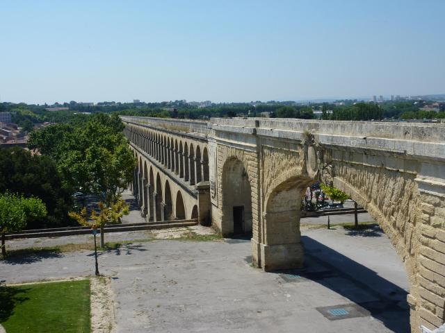 Montpellier: l'aqueduc Saint-Clément vu de la promenade du Peyrou
