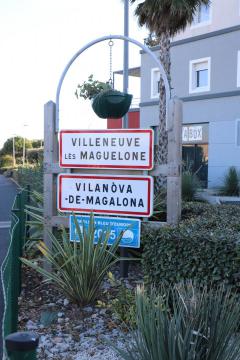 Villeneuve-lès-Maguelone (Hérault) - panneau d'entrée bilingue (français/occitan) : Villeneuve-lès-Maguelone/Vilanòva-de-Magalona.