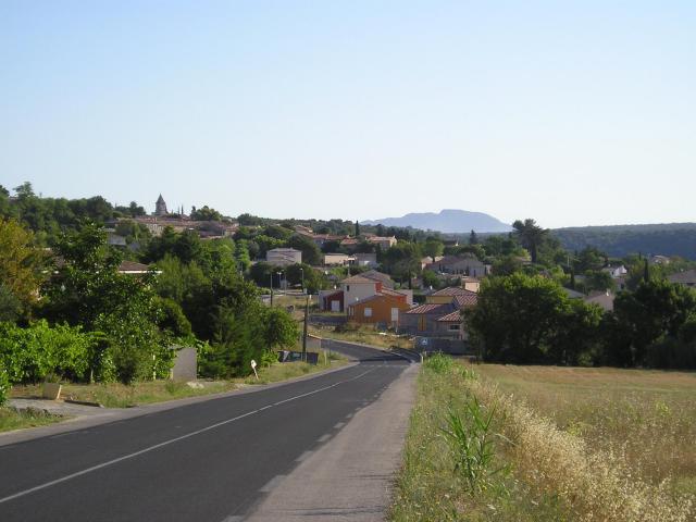 Dans l'Hérault, Vailhauquès vu depuis le sud du village, à la hauteur de l'arrêt de bus de La Coste. Au loin, le Pic Saint-Loup à environ…