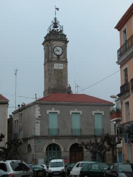 Maraussan (Hérault) - L'ancienne mairie avec son beffroi, place du 14 Juillet