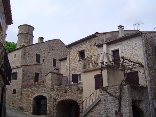 Boussagues, place du village