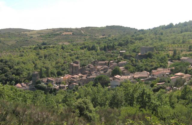 La Tour-sur-Orb (Hérault) - vue globale du hameau de Boussagues, avec son donjon, sa tour, ses remparts, ses deux églises et une bâtisse…
