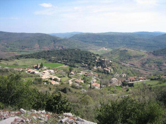Dio (Dio-et-Valquières - Hérault) - vue générale : château et église.