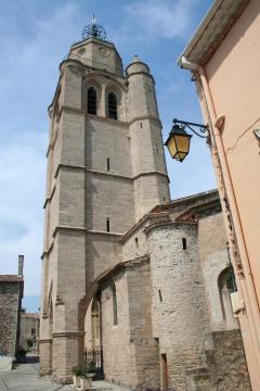 Caux (Hérault) - Clocher-porche (XIIIe-XIVe siècles) de Saint-Gervais-et-Protais. Sur la gauche, on aperçoit la chapelle des pénitents.
