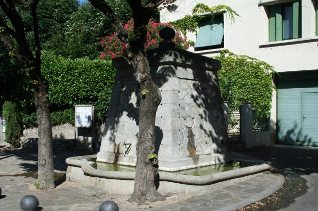 Le Pradal (Hérault) - fontaine.