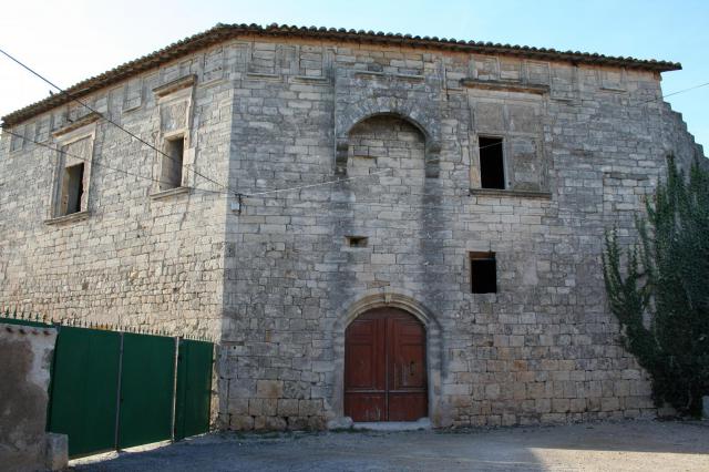 Castelnau-de-Guers (Hérault)- Entrée du château.