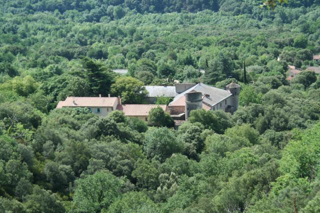 Colombières-sur-Orb (Hérault) - vue générale sur le château