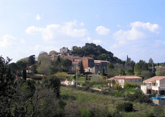 Village de Murles (Hérault, 34), certainement vue de l'Est-Sud-Est.