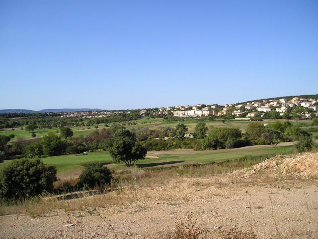 Depuis les Hauts de Fontcaude, au nord de Juvignac, dans l'Hérault, une partie du golf de Fontcaude vue du nord avec le sud du quartier de…