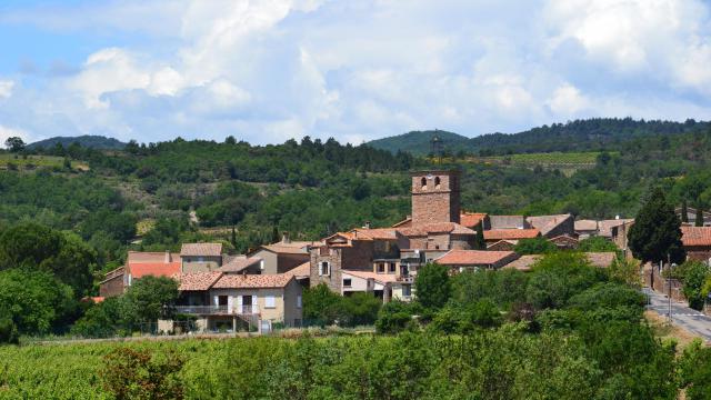 Vue sur le hameau de Loiras, commune de Le Bosc (Hérault).