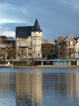 Belle demeure à Vichy, le long du lac d'Allier