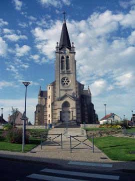 Le parvis de l'église Saint-Laurian de Bellerive-sur-Allier neuf mois après son inauguration fin 2012.