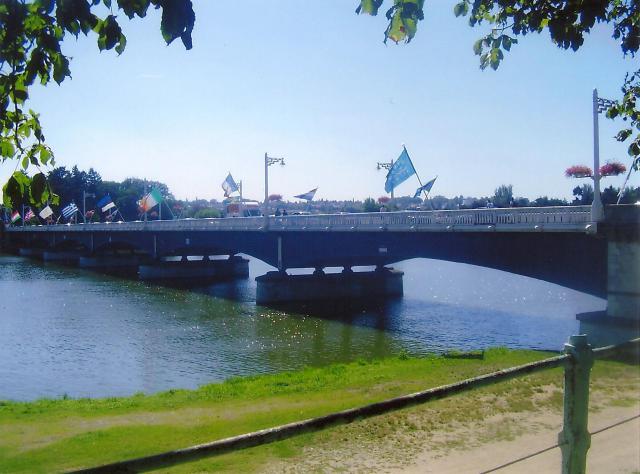 Pont de Bellerive vu depuis les parcs de Vichy. Image numérisée avec GIMP.
