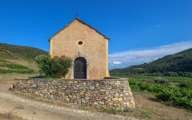 Chapelle Saint-Pontien (date inconnue, citée pour la première fois dans une charte en 940). Hameau de Ceps, Roquebrun, Hérault, France.…