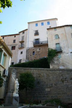 Roquebrun, place avec monument aux morts, Hérault, France.