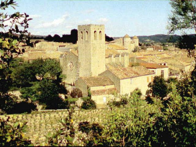 France, le Minervois, l'église du 12 ème siècle de Cesseras et son Château