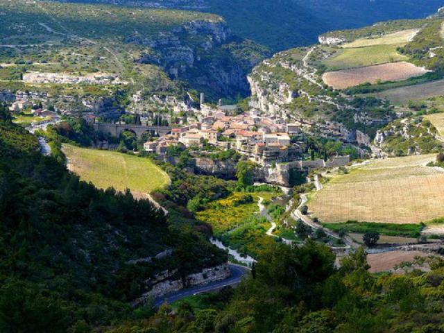 France, le village de Minerve sur son éperon rocheux entre la Cesse et le Brian