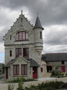 La mairie de La Chapelle-Erbrée (Ille-et-Vilaine, France) construite en 1905 par l'architecte Henri Mellet en style néogothique.