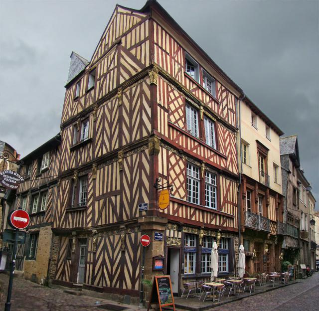 Rennes, Ille-et-Vilaine, Bretagne, France. Édifices à pans de bois au coin des rues du Chapitre et de la Psalette.