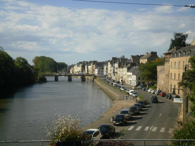 La Vilaine et le quai Saint-Jacques à Redon. Le pont reliant Redon à Saint-Nicolas de Redon.